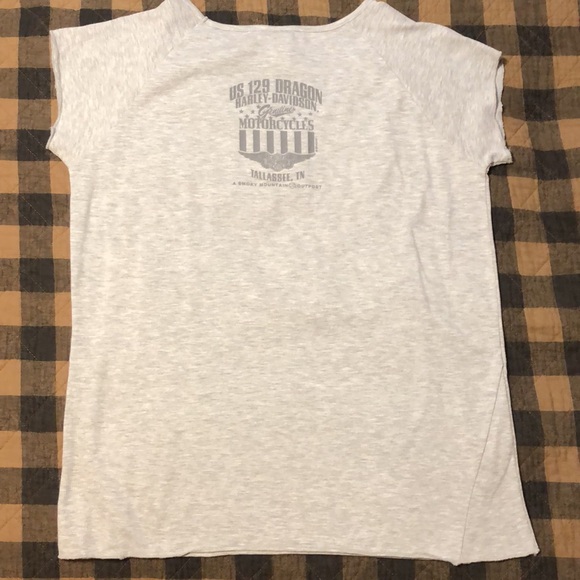 Women’s Harley Davidson Gray Cap Sleeve Raw Hem With Orange Decal On Front - Picture 2 of 7